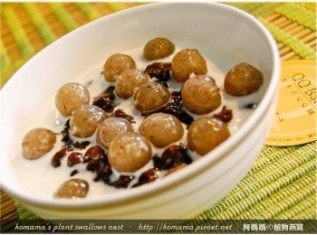 step4: 最後再依個人對於湯品濃稠度的喜好，將熱鮮奶直接倒入碗中。