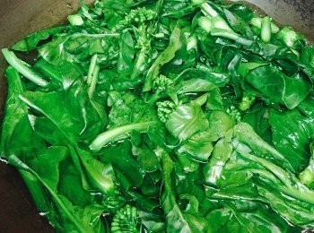 step2: 燒滾一鍋水，落芥蘭灼至變軟立即撈起，過冰水備用。