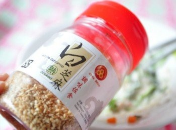 step3: 再拌入適量的鹽巴、白胡椒粉、香油以及白芝麻調勻