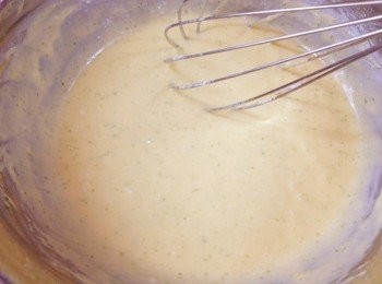 step3: 打發後加入磨好的檸檬皮拌勻,再加入融化的奶油,鮮奶與檸檬汁.