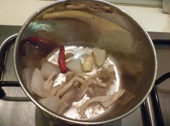 step2: 取小鍋子,倒入酒,糖,蝦醬,蒜碎及辣椒煮開,出香氣續放入步驟1拌勻.