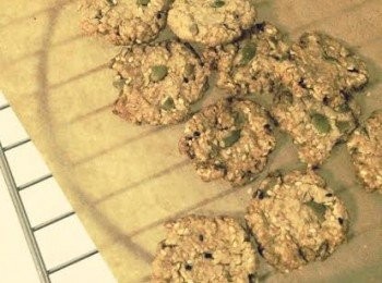 step5: 让饼干完全冷却在架子上。