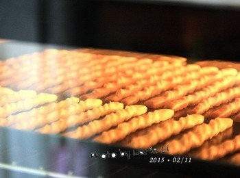 step15: 烤箱設定：

上火：     170度
下火：     160度
烤盤：      上層
時間：    20分鐘

※ 每台烤箱的狀況皆不相同，請依自家烤箱的狀況做調整設定。

烘烤至餅乾表面均勻上色即可。
捲捲的餅乾棒看起來格外有味道
真得是平常解饞的一大享受唷！