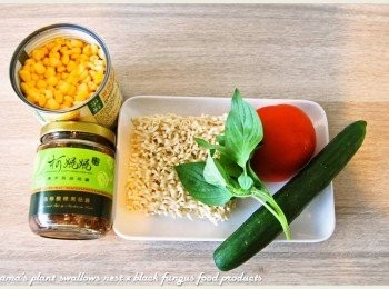 step1: 準備小黃瓜、青檸酸辣黑菇醬、牛番茄、玉米粒、九層塔與麵條等<span class="group_1">食材</span>。