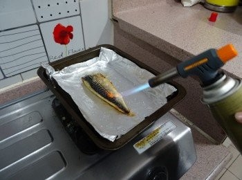 step4: 用火槍將邊位燒至微焦, 效果更香口 （如無火鎗， 此步驟可免）。