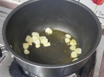 step2: 用一小煲， 下牛油， 橄欖油慢火爆香蒜片