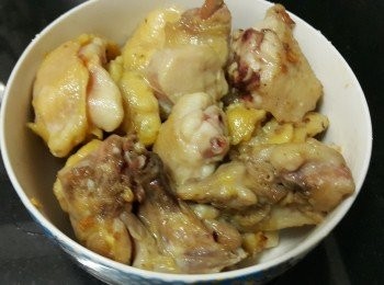 step7: 將雞件上少少生粉煎封半熟