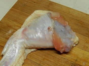 step3: 將蝦泥塞入雞翅中