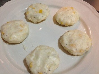 step2: 灑上一點點的調味，這邊可以讓小朋友試試