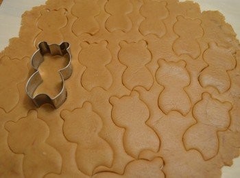 step6: 先將冷藏好的淺啡色麵糰取出，上下墊上保鮮膜，用麵棍擀成約0.2厚的麵皮，然後用模具壓出身體的形狀。