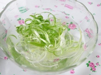 step2: 另外青蔥刨絲後放入冰水浸泡，能讓蔥絲形成漂亮捲曲度