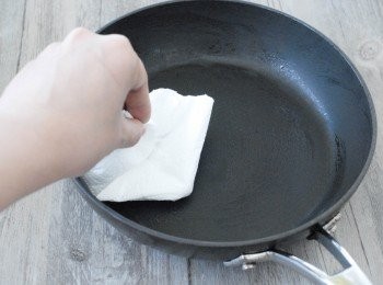 step3: 燒熱鑊後下少許油，用廚紙抹鑊