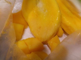step3: 另外芒果核和四分一芒果粒放入保鮮袋榨出芒果蓉。