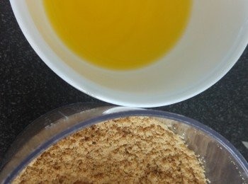 step2: 把牛油叮溶或座熱整溶,消化餅用木棒或攪拌器弄碎,將<span class="group_2">餅底</span>材料混合後倒入模中,用工具壓實<span class="group_2">餅底</span>後放入雪櫃雪硬,這個工序可預早幾小時預先預備。
<span class="group_2">餅底</span>雪硬後就準備其他材料,先用凍水浸軟魚膠片, 果肉切粒備用。