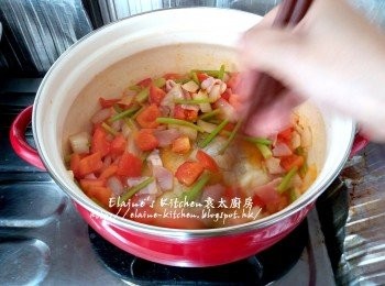 step4: 煲內加入少許油 , 加入蕃茄 , 芹菜 , 洋蔥拌炒至出茄油 , 加入煙肉炒至熟透