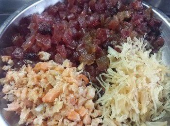 step1: 將所有臘肉、臘腸、蝦粉等先蒸熟，待冷後切小粒。