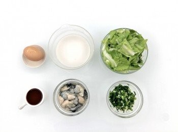 step1: 準備所有材料。青蔥切成蔥花,小白菜切段。將地瓜粉及水調和。(使用前要先拌均勻,防止粉類沉澱)。喜歡Q一些口感可加一大匙太白粉(馬鈴薯澱粉)做調整。 【蚵仔煎的醬汁】:將甜辣醬及柴魚醬油和味霖全部加入鍋裡煮滾,煮到有一點點濃稠即完成。