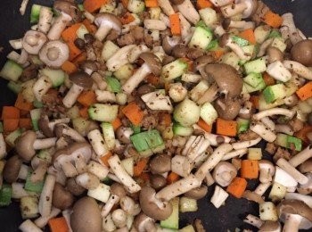 step4: 熱鍋下油，炒香beyond beef (植物牛肉粒)，加入翠玉瓜粒、甘筍粒、鴻喜菇粒、鹽和1/2茶匙糖炒匀至熟。