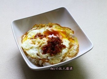 step1: 準備一碗熱騰騰的白飯,用一個平底鍋加入一點油加熱後,將蛋煎成喜歡的熟度即可,起鍋後放入白飯上淋上少許醬油膏,搭配一匙XO干貝醬就非常美味了!