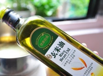 step6: 使用適量的【黃金玄米油】放入油鍋中加熱