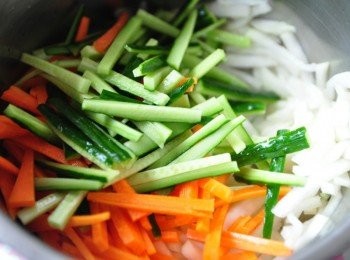 step3: 將紅蘿蔔與小黃瓜及大頭菜絲放入鍋中