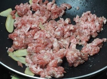 step2: 絞肉下鍋拌炒