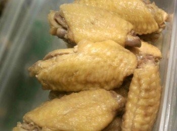 step5: 把密實盒蓋好放到冰箱中, 想要入味一點, 可以放一兩個晚上, 不然幾個小時也可以有美味的醉香<a href="https://bit.ly/3zHU5V3" target="_blank" data-keyword="雞翼" class="guide-link"><strong>雞翼</strong></a> <span style="display:inline-block;vertical-align:middle;margin-top:-3px;color:initial;border-radius:3px;padding:2px 3px;font-size:12px;line-height:14px;background:#87d300;color:#fff;">即買</span> 吃囉!!