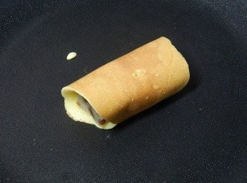 step5: 捲起來後，四面煎熟就可以囉!!!