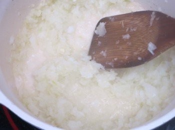 step4: 燒熱鍋，下一點點油（如果跟我一樣用牛肋肉就只需一丁點油就好，因為牛肋肉會出油）
先下蒜蓉、洋蔥炒香