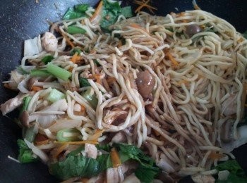 step10: 把炒麵付的醬料加入同炒即可 , 不需炒太久