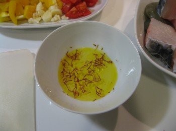 step1: 番紅花先泡水，魚肉切成3cm x 2cm大小，並在魚肉上撒鹽備用。