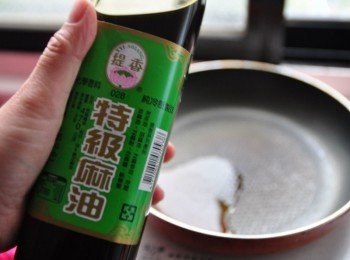 step4: 取用一匙提香特級麻油熱鍋