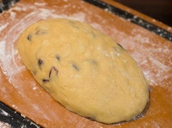 step7: 工作枱上面灑上額外約 3 湯匙的麵粉，雙手撲上少許麵粉以防麵團沾手。整個麵團放上工作枱，略搓成軟身但不沾手的粉團。如途中粉團變得非常沾手可再酌量加入更多額外的麵粉（我總共用了4湯匙額外的麵粉）。