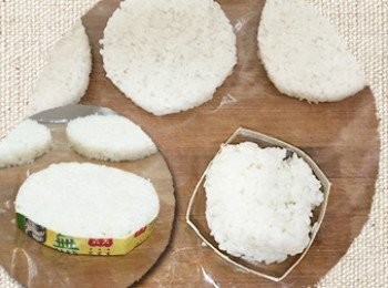 step5: 將米飯先放入耐熱袋中稍微搓捏之後再放入圓形模具中按壓出圓形。(我使用新鮮屋的盒子剪出1公分高度來使用)