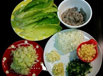 step1: [備料] 1.蝦子:剝殼去腸泥,剁碎,加入<span class="group_3">醃料</span>拌勻備用 2.蘿蔓生菜:泡鹽水洗淨後,將葉子修成想要的形狀(可泡冰水會更脆口),剩下部分切丁備用