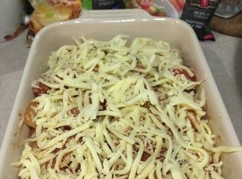 step7: 在炒飯上放好豬扒同汁料，再灑上芝士碎