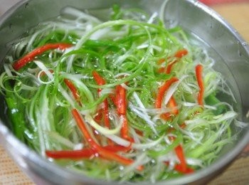 step2: 準備蔥絲、辣椒絲、紅蘿蔔絲浸泡水裡，香菜切段備用