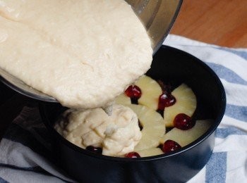 step5: 再加入牛奶及菠蘿蓉拌勻，最後篩入麵粉及泡粉拌勻。將蛋糕糊倒入模內，在枱上摔數下，放入已預熱180度焗爐，焗約50分鐘。插入竹籤，如沒有沾著蛋糕糊即可，否則再多焗數分鐘