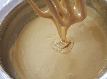 step5: 再用電動打蛋器至順滑，提起來粉漿掉下來會呈折疊行式即可