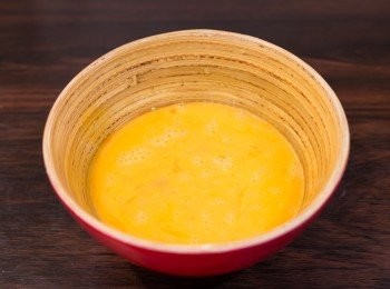 step1: 雞蛋加入鹽後打散。