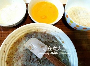 step6: 準備蛋液，粟粉及麵包糠，車打芝士分成4小塊