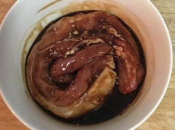 step2: 將五花肉放入醃醬中，確保每一面都有沾到醬汁，用保鮮膜密封後冷藏放隔夜。