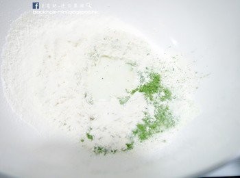 step2: 抹茶麵糰的做法也一樣，記得要搓得均勻，盡量不要看到有白色。