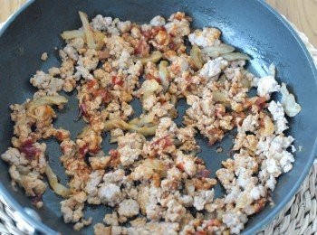 step2: 用少許醬油、糖和鹽醃免治豬肉15分鐘。燒熱鑊後下油，炒豬肉，然後再下辣豆瓣醬，炒一炒