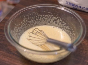 step5: 分三次用粉篩篩入入糖粉，每次加入後打至糖粉融合即可加第二次，之後打至蛋液變成奶黃色，泡沫細密，加入檸檬汁及檸檬皮屑拌勻（不需要打至蛋漿挻身） 
（全程均可用手動打蛋器）