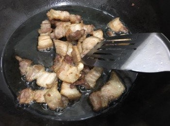 step14: 迫出油份 盛起
倒掉油餘下約1湯匙油