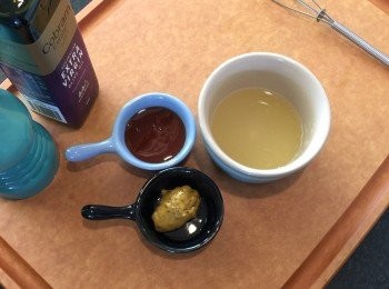 step4: 將沙律醬汁所有材料倒入小碗，拌均備用。