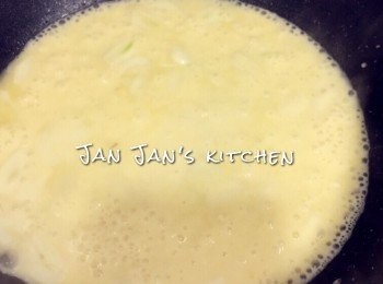 step3: 芝士溶化後可加入許車倫粉煮至收汁，三文魚及南瓜回鍋輕力拌勻即可。