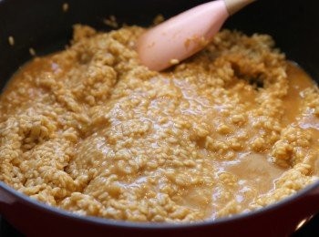 step6: 逐點加入 ** 龍蝦雞湯 (其間不停炒以免痴底)，龍蝦雞湯被米吸乾後再加入龍蝦雞湯 (重覆這個做法至龍蝦雞湯用完為止及米煮熟)