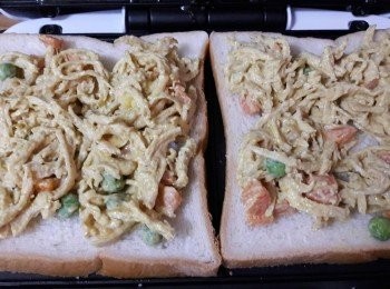 step7: 舖在麵包上 , 再放另一麵包片 , 夾好等3~4分鐘即可打開